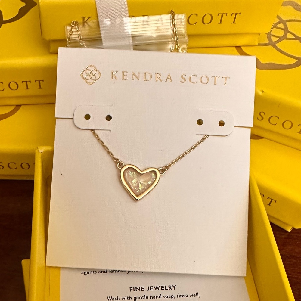 Kendra Scott Framed Ari Heart Gold Short Pendant Necklace in White NEW - Picture 4 of 7